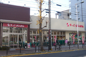 Supermarket 3min on foot