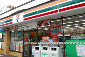 SevenEleven 2min on foot